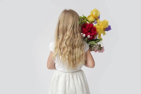 Stúdió Portré Gyönyörű Kislány Kezében Nagy Színes Csokor Különböző Virágok — Stock Fotó