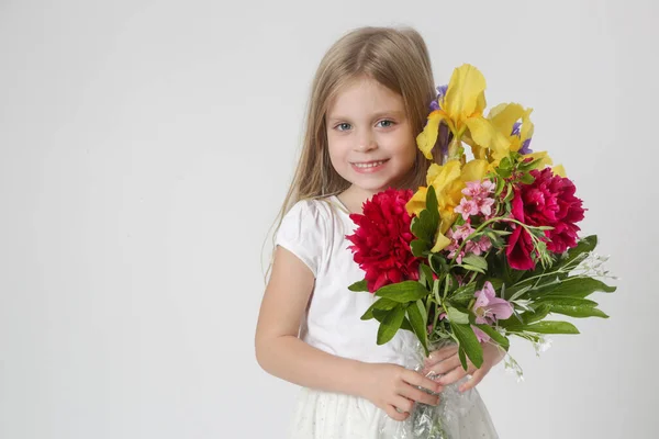 형형색색의 커다란 꽃다발을 아름다운 소녀의 스튜디오 — 스톡 사진