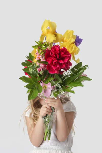 Stüdyo Portresi Güzel Küçük Bir Kız Elinde Çeşitli Çiçeklerden Büyük — Stok fotoğraf