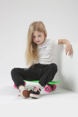 Stüdyo portresi, kaykaylı güzel sarışın kız.