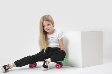 Stüdyo portresi, kaykaylı güzel sarışın kız.