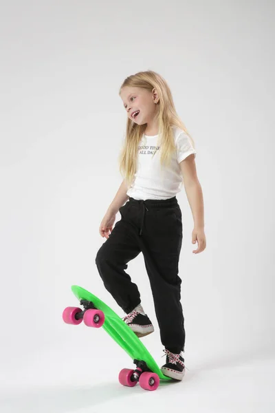Studio Portrait Belle Petite Fille Blonde Avec Skateboard — Photo