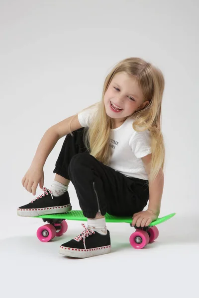 Studio Porträtt Vacker Blond Liten Flicka Med Skateboard — Stockfoto