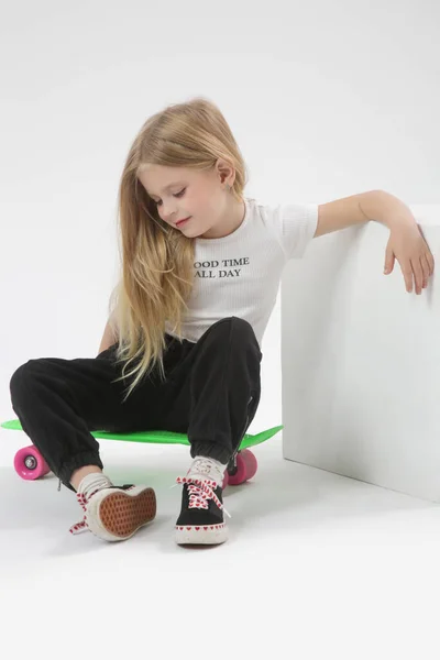 Estúdio Retrato Bela Menina Loira Com Skate — Fotografia de Stock