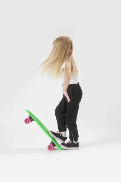 Studio Porträtt Vacker Blond Liten Flicka Med Skateboard — Stockfoto