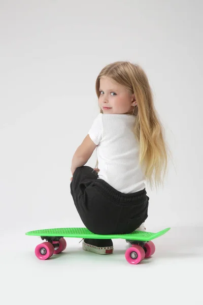 Estúdio Retrato Bela Menina Loira Com Skate — Fotografia de Stock