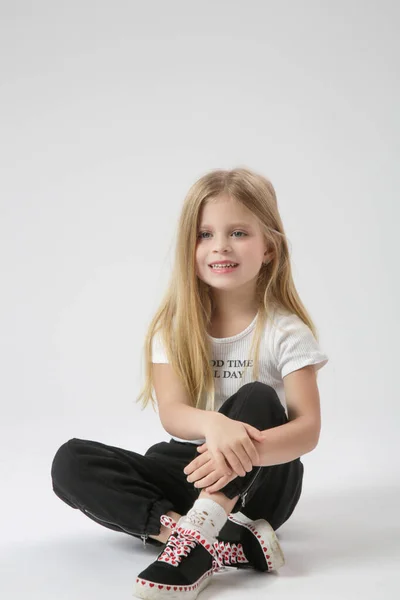 Studio Πορτρέτο Του Όμορφου Μικρού Κοριτσιού Μαύρο Και Άσπρο Ντύσιμο — Φωτογραφία Αρχείου