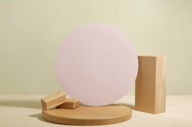Minimalist geometri şekilli ahşap sahne. Ahşap çemberli en az boş sahne. Ürün sunumu için maket görüntüsü. Tasarım ögesi.