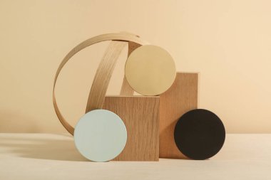 Minimalist ahşap sahne. Ahşap daireli çok az boş sahne. Ürün sunumu için maket görüntüsü. Tasarım ögesi.