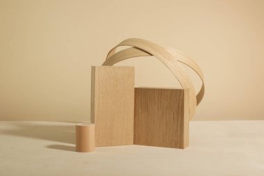 Minimalist ahşap sahne. Bej arka planda dikdörtgen podyumları olan en az boş sahne. Ürün sunumu için maketler.