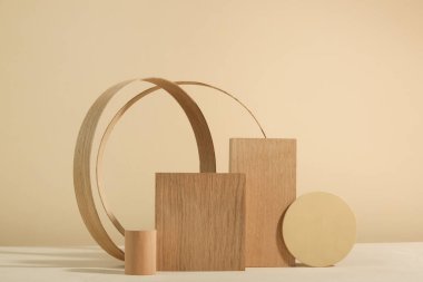 Minimalist ahşap sahne. Bej arka planda dikdörtgen podyumları olan en az boş sahne. Ürün sunumu için maketler.