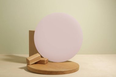 Minimalist geometri şekilli ahşap sahne. Ahşap çemberli en az boş sahne. Ürün sunumu için maket görüntüsü. Tasarım ögesi.