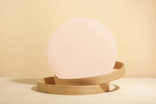 最小几何形状木制场景 带木制圆环的最小空台 模型显示用于产品演示 设计要素 — 图库照片