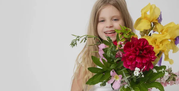 Студійний Портрет Красивої Дівчинки Тримає Великий Барвистий Букет Різних Квітів — стокове фото