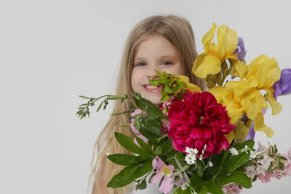 Stúdió Portré Gyönyörű Kislány Kezében Nagy Színes Csokor Különböző Virágok — Stock Fotó