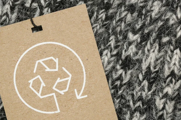 Primer Plano Etiqueta Ropa Con Icono Reciclaje Concepto Productos Reciclaje —  Fotos de Stock