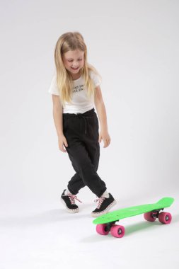 Stüdyo portresi. Küçük güzel prenses, yıldız şeklinde sihirli değnek tutuyor.