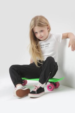 Stüdyo portresi. Küçük güzel prenses, yıldız şeklinde sihirli değnek tutuyor.