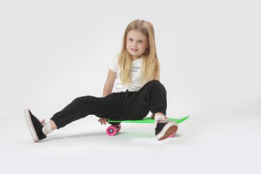 Stüdyo portresi. Küçük güzel prenses, yıldız şeklinde sihirli değnek tutuyor.