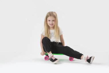 Stüdyo portresi. Küçük güzel prenses, yıldız şeklinde sihirli değnek tutuyor.