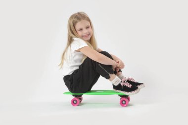 Stüdyo portresi. Küçük güzel prenses, yıldız şeklinde sihirli değnek tutuyor.