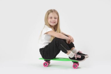 Stüdyo portresi. Küçük güzel prenses, yıldız şeklinde sihirli değnek tutuyor.