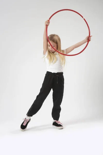 Estúdio Retrato Bela Menina Alegre Brincando Com Hula Hoop Vermelho — Fotografia de Stock