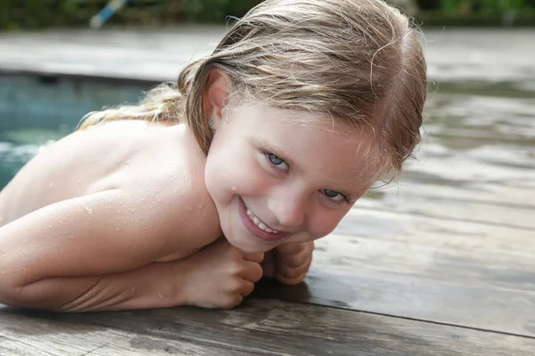 ポートレートの可愛いです陽気5歳の女の子とともにぬれた髪でプール — ストック写真