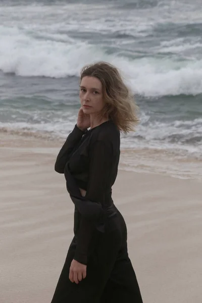 孤立した空の海のビーチで黒服の若い女性の肖像画 自由の概念と地図旅行オフ — ストック写真