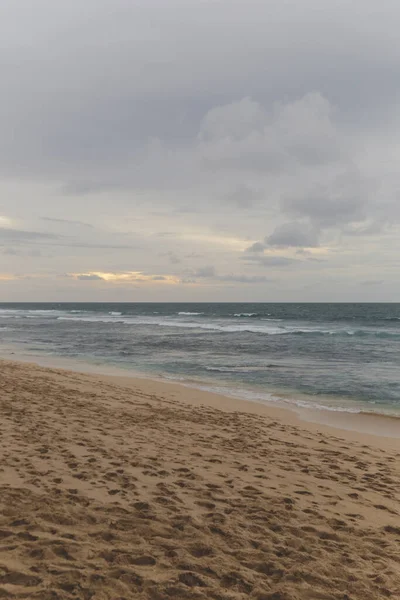 Oceaan Golven Breken Leeg Zandstrand Tijdens Bewolkte Sombere Dag — Stockfoto