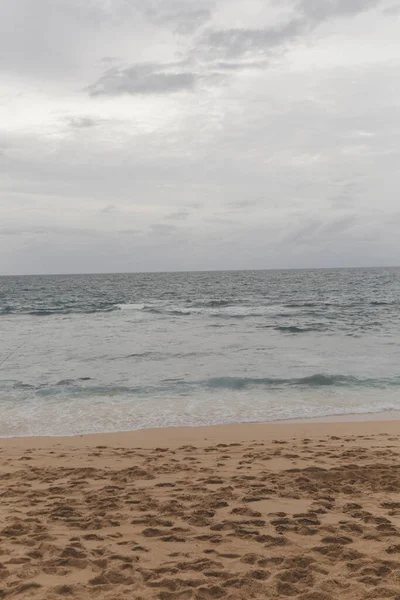 Oceánské Vlny Přestávka Prázdné Písečné Pláži Během Zataženého Ponurého Dne — Stock fotografie