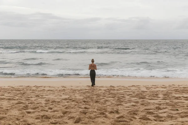 Mulher Tirando Foto Com Câmera Telefone Praia Oceânica Vazia — Fotografia de Stock