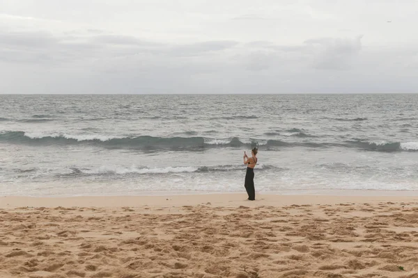 Kvinna Tar Bild Med Telefon Kamera Den Tomma Havet Stranden — Stockfoto