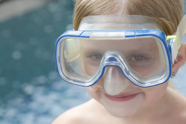 Αξιολάτρευτο Χαρούμενο 5Χρονο Κορίτσι Μάσκα Αναπνευστήρα Ποζάρει Στην Πισίνα — Φωτογραφία Αρχείου