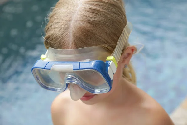Αξιολάτρευτο Χαρούμενο 5Χρονο Κορίτσι Μάσκα Αναπνευστήρα Ποζάρει Στην Πισίνα — Φωτογραφία Αρχείου