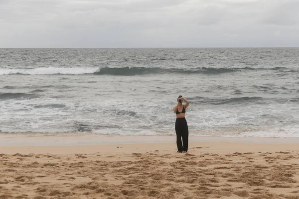 Žena Fotografování Telefonní Kamerou Prázdné Pláže Oceánu — Stock fotografie