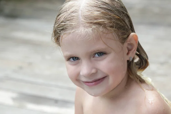 수영장에서 머리를 귀여운 소녀의 — 스톡 사진