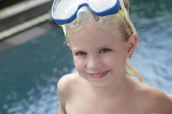 स्नोर्कल मास्क में सुंदर खुशहाल 5 साल की लड़की पूल के किनारे खड़े रॉयल्टी फ़्री स्टॉक इमेज