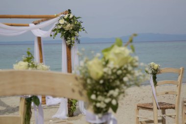 Açık deniz düğünü, sahil düğünü, insan yok, basit bir boho tarzı.