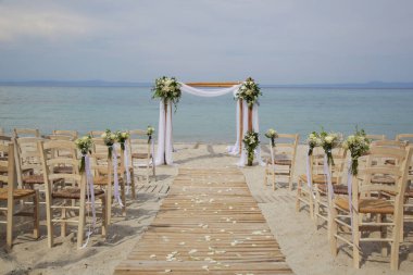 Açık deniz düğünü, sahil düğünü, insan yok, basit bir boho tarzı.