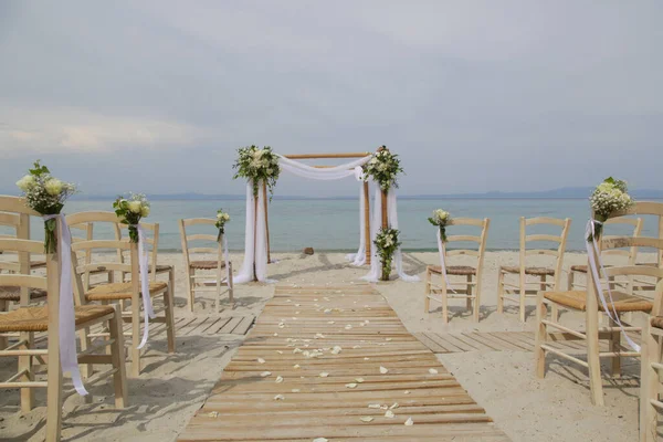 举行户外海滩婚礼 海滩婚礼场地 没有人 简单的Boho风格 — 图库照片