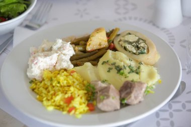 Sağlıklı beslenme kavramı - pirinç, peynir, sebze ve et tabakta