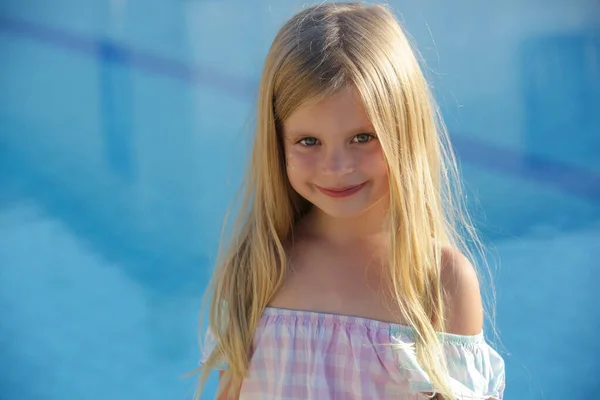 금발의 머리와 과푸른 수영장 귀여운 소녀의 — 스톡 사진