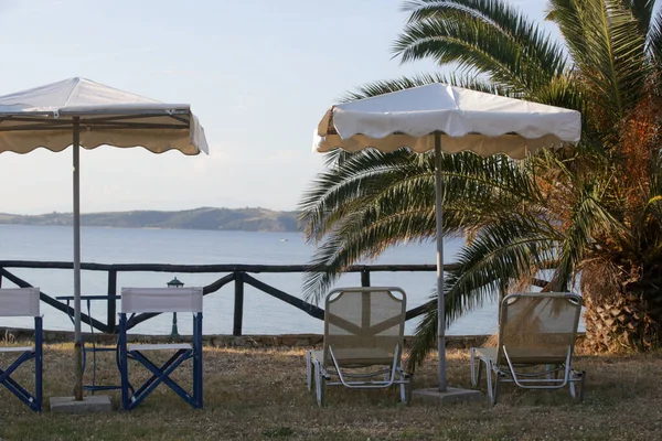 Liegestühle Und Sonnenschirm Retro Stil Tropischen Garten Mit Meerblick — Stockfoto
