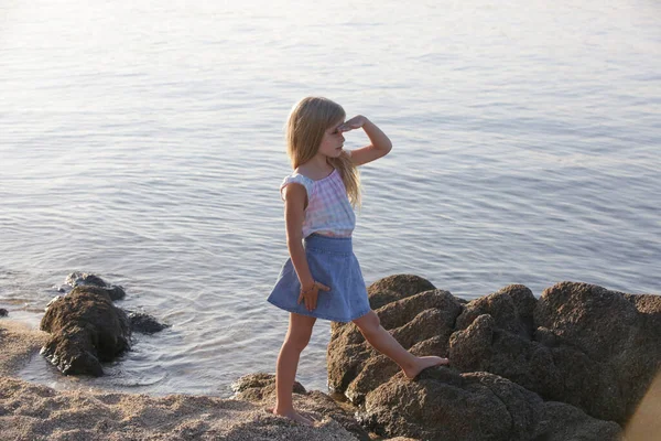 可爱的5岁女孩在海滨享受这一天 — 图库照片