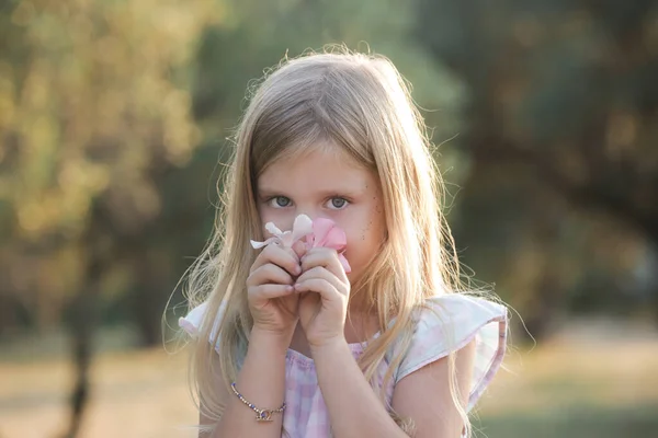 Aranyos Kislány Virágillatot Érez Parkban — Stock Fotó