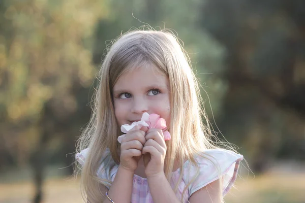 Nettes Kleines Mädchen Das Blumen Park Riecht — Stockfoto