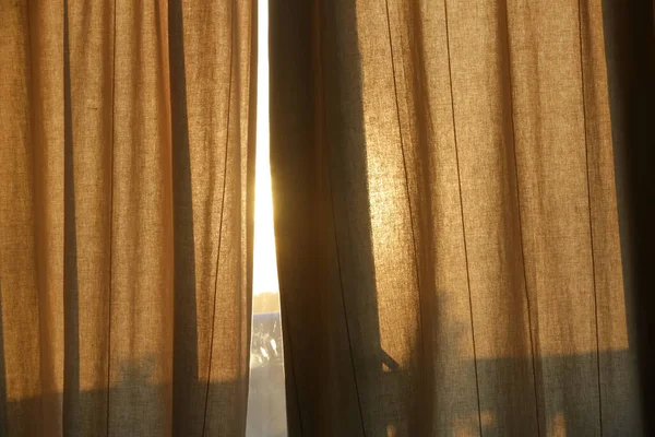 カーテン 黄金の時間を突破日光 — ストック写真