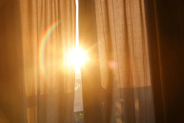 Сонячне Світло Пробивається Крізь Штори Літній Час Золотий Час — стокове фото