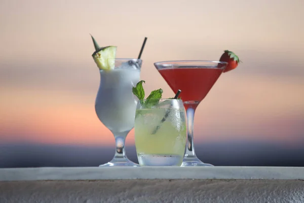 Πίνα Κολάντα Μοχίτο Και Κοκτέιλ Ντάκιρι Φράουλα Ποτήρια Όμορφο Ηλιοβασίλεμα — Φωτογραφία Αρχείου